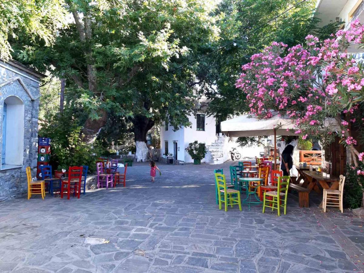 Traditional House In Akamatra Square Exterior foto